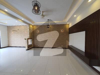 ORIGNAL PICTURES 7 MARLA ideal location