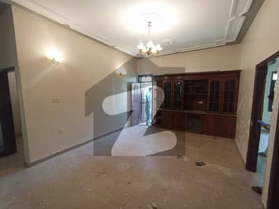 گلستانِ جوہر کراچی میں 3 کمروں کا 10 مرلہ مکان 2.1 لاکھ میں کرایہ پر دستیاب ہے۔