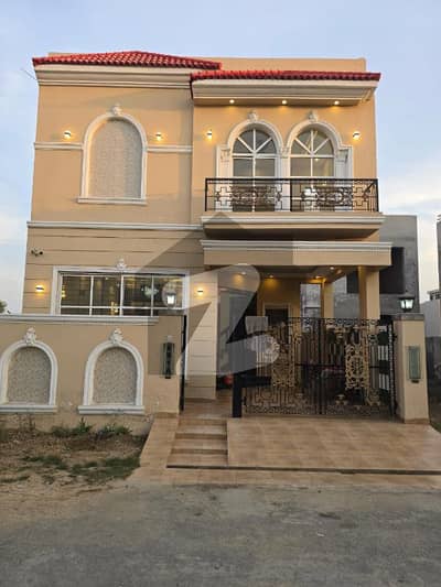 ڈی ایچ اے 9 ٹاؤن ۔ بلاک اے ڈی ایچ اے 9 ٹاؤن,ڈیفنس (ڈی ایچ اے),لاہور میں 3 کمروں کا 5 مرلہ مکان 2.2 کروڑ میں برائے فروخت۔ ڈی ایچ اے 9 ٹاؤن ۔ بلاک اے ڈی ایچ اے 9 ٹاؤن,ڈیفنس (ڈی ایچ اے),لاہور میں 3 کمروں کا 5 مرلہ مکان 2.2 کروڑ میں برائے فروخت۔