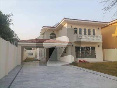 ایف ۔ 8 اسلام آباد میں 6 کمروں کا 1 کنال مکان 14.0 لاکھ میں کرایہ پر دستیاب ہے۔