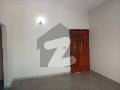 عسکری 10 - صیکٹر ای عسکری 10,عسکری,لاہور میں 3 کمروں کا 10 مرلہ مکان 5.15 کروڑ میں برائے فروخت۔