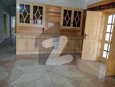 ایف ۔ 10 اسلام آباد میں 3 کمروں کا 1 کنال زیریں پورشن 1.5 لاکھ میں کرایہ پر دستیاب ہے۔