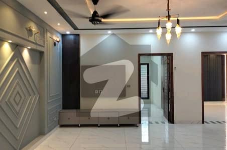 بحریہ ٹاؤن سیکٹر سی بحریہ ٹاؤن,لاہور میں 5 کمروں کا 1 کنال مکان 7.5 کروڑ میں برائے فروخت۔