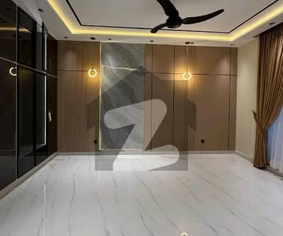 بحریہ ٹاؤن سیکٹر سی بحریہ ٹاؤن,لاہور میں 5 کمروں کا 1 کنال مکان 6.5 کروڑ میں برائے فروخت۔