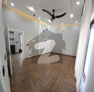 بحریہ ٹاؤن سیکٹر سی بحریہ ٹاؤن,لاہور میں 3 کمروں کا 5 مرلہ مکان 1.8 کروڑ میں برائے فروخت۔