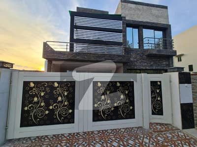 Owner Build 10-Marla House in Bahria Town Lahore
