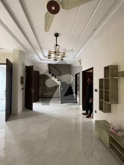 نواب ٹاؤن لاہور میں 5 کمروں کا 10 مرلہ مکان 1.5 لاکھ میں کرایہ پر دستیاب ہے۔