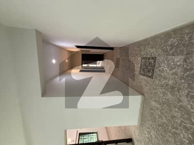 عسکری 11 ۔ سیکٹر بی عسکری 11,عسکری,لاہور میں 3 کمروں کا 10 مرلہ فلیٹ 2.72 کروڑ میں برائے فروخت۔