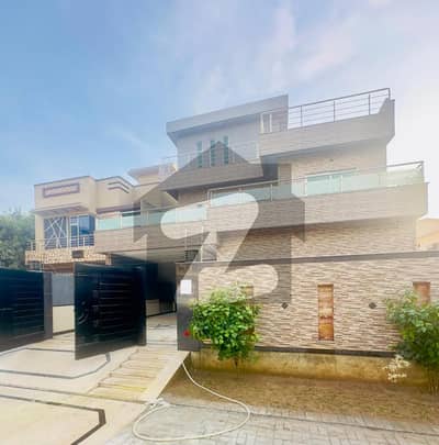 10 marla facing park used house available for sale near to main Road 10 marla facing park used house available for sale near to main Road