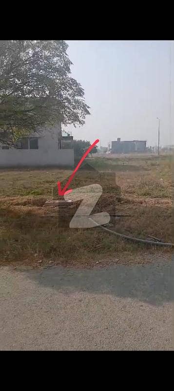 ڈی ایچ اے فیز 8 - بلاک وی فیز 8,ڈیفنس (ڈی ایچ اے),لاہور میں 1 کنال رہائشی پلاٹ 3.95 کروڑ میں برائے فروخت۔