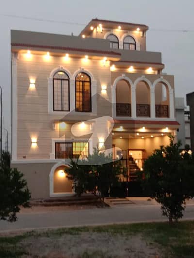 پارک ویو سٹی ۔ پلاٹینم بلاک پارک ویو سٹی,لاہور میں 4 کمروں کا 5 مرلہ مکان 1.95 کروڑ میں برائے فروخت۔