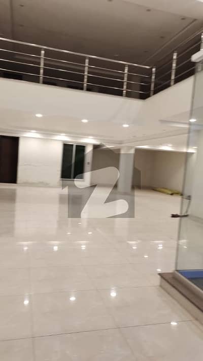 ڈی ایچ اے فیز 8 سابقہ ایئر ایوینیو ڈی ایچ اے فیز 8,ڈی ایچ اے ڈیفینس,لاہور میں 8 مرلہ عمارت 3.5 لاکھ میں کرایہ پر دستیاب ہے۔