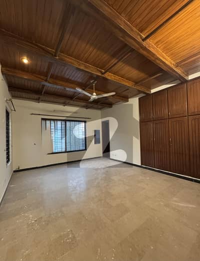 ایف ۔ 10 اسلام آباد میں 6 کمروں کا 1 کنال مکان 4.5 لاکھ میں کرایہ پر دستیاب ہے۔