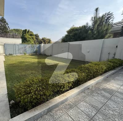 ایف ۔ 10 اسلام آباد میں 5 کمروں کا 1 کنال مکان 4.5 لاکھ میں کرایہ پر دستیاب ہے۔