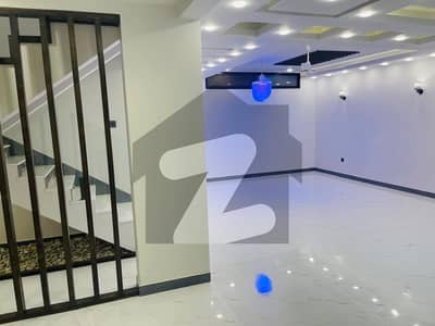 ڈی ایچ اے فیز 8 ڈی ایچ اے ڈیفینس,کراچی میں 4 کمروں کا 6 مرلہ مکان 9.4 کروڑ میں برائے فروخت۔