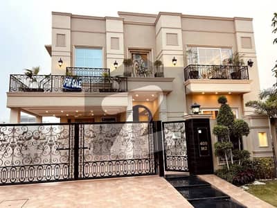 1 KANAL NEW MODERN DESIGN BUNGALOW IS AVAILABLE FOR SALE IN LAKE CITY M2 BLOCK