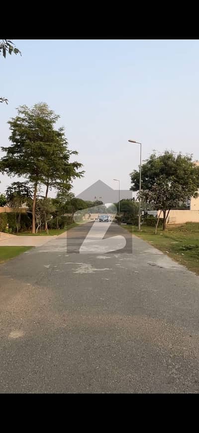 ڈی ایچ اے فیز 7 - بلاک آر فیز 7,ڈیفنس (ڈی ایچ اے),لاہور میں 1 کنال رہائشی پلاٹ 4.65 کروڑ میں برائے فروخت۔