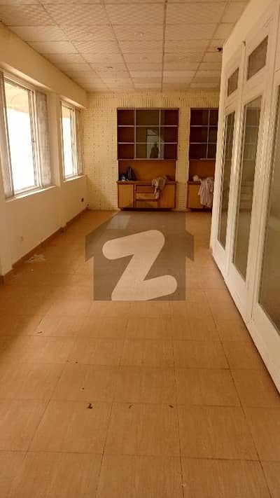 Gulberg Near Mm Alam Road 37 Marla Old House Is Available For Sale.