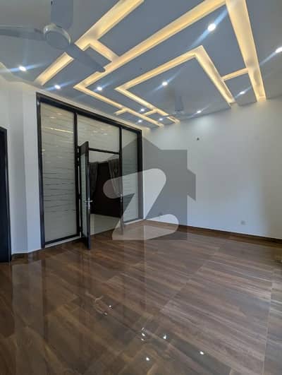 A Prime Location 10 Marla House Located In Central Park - Block A Is Available For sale A Prime Location 10 Marla House Located In Central Park - Block A Is Available For sale