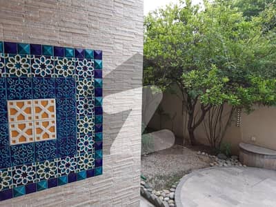 DHA standard Finishing in Ideal location of Falcon Complex, Gulberg -- 4 Bed Corner House facing Park