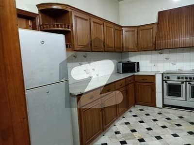 ایف ۔ 10 اسلام آباد میں 2 کمروں کا 1 کنال زیریں پورشن 1.5 لاکھ میں کرایہ پر دستیاب ہے۔