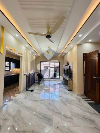 پارک ویو سٹی - ٹیولپ بلاک پارک ویو سٹی,لاہور میں 5 کمروں کا 6 مرلہ مکان 2.35 کروڑ میں برائے فروخت۔