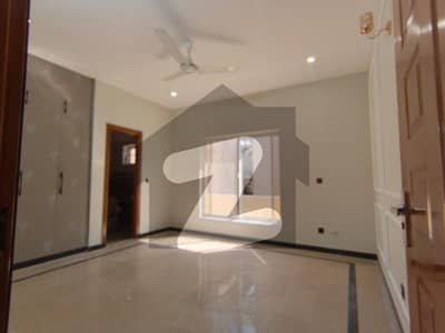 جی ۔ 13 اسلام آباد میں 5 کمروں کا 10 مرلہ مکان 2.5 لاکھ میں کرایہ پر دستیاب ہے۔