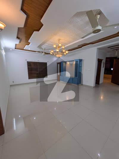 سوان گارڈن ۔ بلاک سی سوان گارڈن,اسلام آباد میں 8 کمروں کا 1 کنال عمارت 2.95 لاکھ میں کرایہ پر دستیاب ہے۔