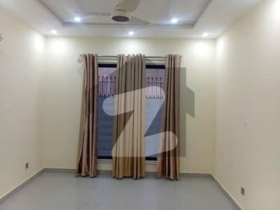 نواب ٹاؤن لاہور میں 2 کمروں کا 10 مرلہ بالائی پورشن 60.0 ہزار میں کرایہ پر دستیاب ہے۔