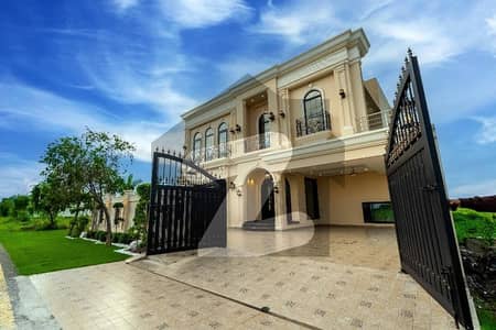 ڈی ایچ اے فیز 7 - بلاک زیڈ1 فیز 7,ڈیفنس (ڈی ایچ اے),لاہور میں 5 کمروں کا 1 کنال مکان 10.25 کروڑ میں برائے فروخت۔