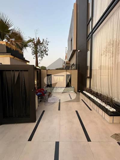 8 MARLA ELEGANT AND FULLY MAINTAINED SUPER HOT LOCATED BUNGALOW IS AVAILABLE IN THE BEST BLOCK OF DHA LAHORE.