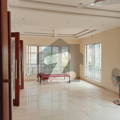 BEAUTIFUL LOCATION UPPER PORTION FOR RENT
