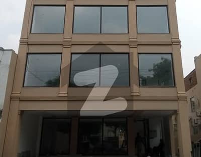 جوہر ٹاؤن لاہور میں 11 کمروں کا 1 کنال عمارت 10.0 لاکھ میں کرایہ پر دستیاب ہے۔