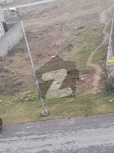 ڈی ایچ اے فیز 7 - بلاک ایکس فیز 7,ڈیفنس (ڈی ایچ اے),لاہور میں 1 کنال رہائشی پلاٹ 4.25 کروڑ میں برائے فروخت۔