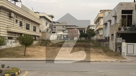 ڈی ایچ اے فیز 2 - سیکٹر ایف ڈی ایچ اے ڈیفینس فیز 2,ڈی ایچ اے ڈیفینس,اسلام آباد میں 1 کنال رہائشی پلاٹ 5.5 کروڑ میں برائے فروخت۔