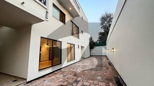 ایف ۔ 7 اسلام آباد میں 5 کمروں کا 1 کنال مکان 10.0 لاکھ میں کرایہ پر دستیاب ہے۔