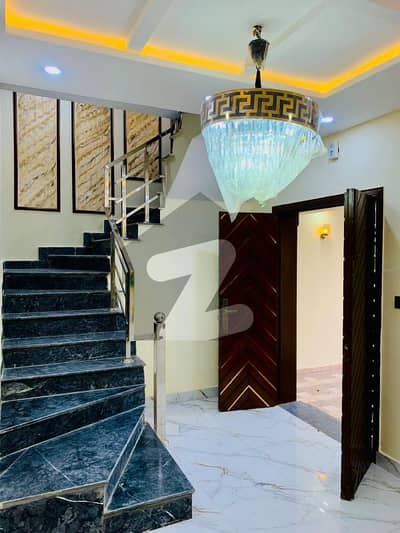 بحریہ آرچرڈ لاہور میں 3 کمروں کا 5 مرلہ مکان 1.55 کروڑ میں برائے فروخت۔