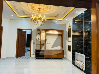 واپڈا ٹاؤن فیز 1 واپڈا ٹاؤن,لاہور میں 5 کمروں کا 10 مرلہ مکان 5.5 کروڑ میں برائے فروخت۔