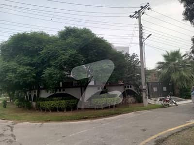 1 kanal corner used house available for sale 1 kanal corner used house available for sale