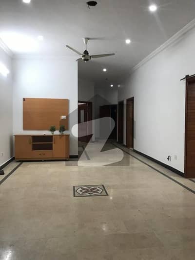 BEAUTIFUL LOCATION GROUND PORTION FOR RENT