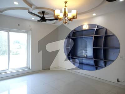 BEAUTIFUL LOCATION GROUND PORTION FOR RENT