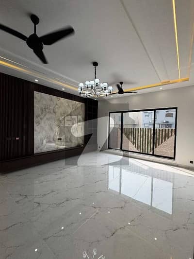 ایف ۔ 8 اسلام آباد میں 8 کمروں کا 1 کنال مکان 12.0 لاکھ میں کرایہ پر دستیاب ہے۔