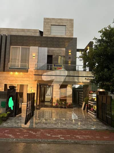 10 Marla Beautiful Modern House In Bahria Town