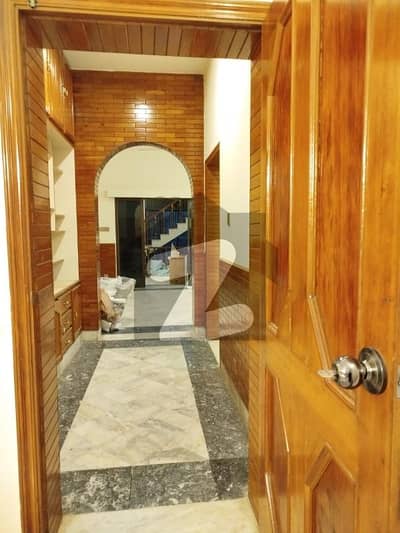 ایف ۔ 10 اسلام آباد میں 5 کمروں کا 1 کنال مکان 4.5 لاکھ میں کرایہ پر دستیاب ہے۔