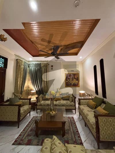 جوہر ٹاؤن فیز 2 جوہر ٹاؤن,لاہور میں 5 کمروں کا 10 مرلہ مکان 3.85 کروڑ میں برائے فروخت۔