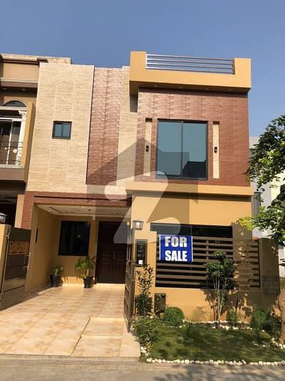 لیک سٹی - سیکٹر M7 - بلاک سی لیک سٹی ۔ سیکٹرایم ۔ 7,لیک سٹی,رائیونڈ روڈ,لاہور میں 3 کمروں کا 5 مرلہ مکان 2.5 کروڑ میں برائے فروخت۔