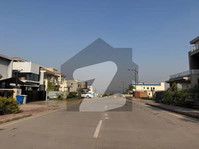 1Kanal ideal location Mian Avenue of sector C plot up for sale
