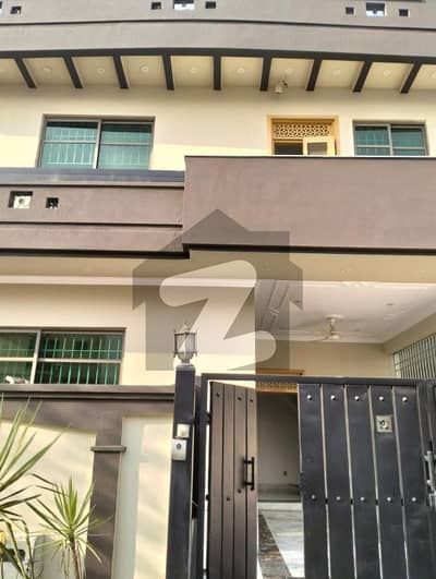 جی ۔ 13 اسلام آباد میں 4 کمروں کا 8 مرلہ مکان 5.7 کروڑ میں برائے فروخت۔