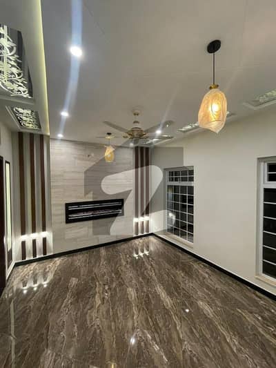 بحریہ گرینز۔ اوورسیز انکلیو بحریہ ٹاؤن فیز 8,بحریہ ٹاؤن راولپنڈی,راولپنڈی میں 5 کمروں کا 11 مرلہ مکان 5.1 کروڑ میں برائے فروخت۔