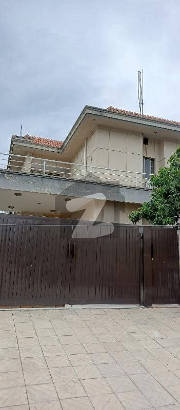 1.5 KANAL TRIPLE STOREY FULL BUILDING FOR RENT IN G-14 ISLAMABAD